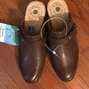 NWT super cute clogs